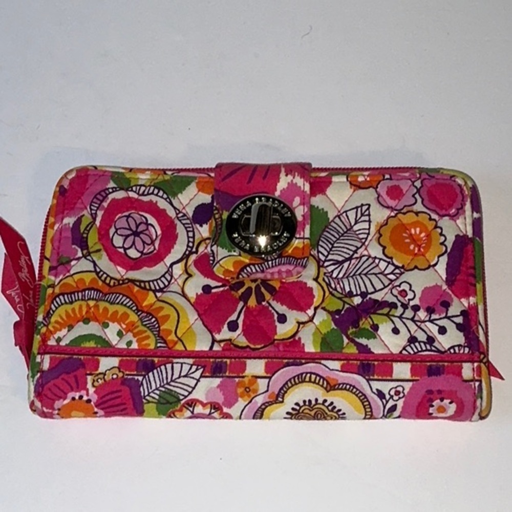 💲Vera Bradley, quilted wallet.